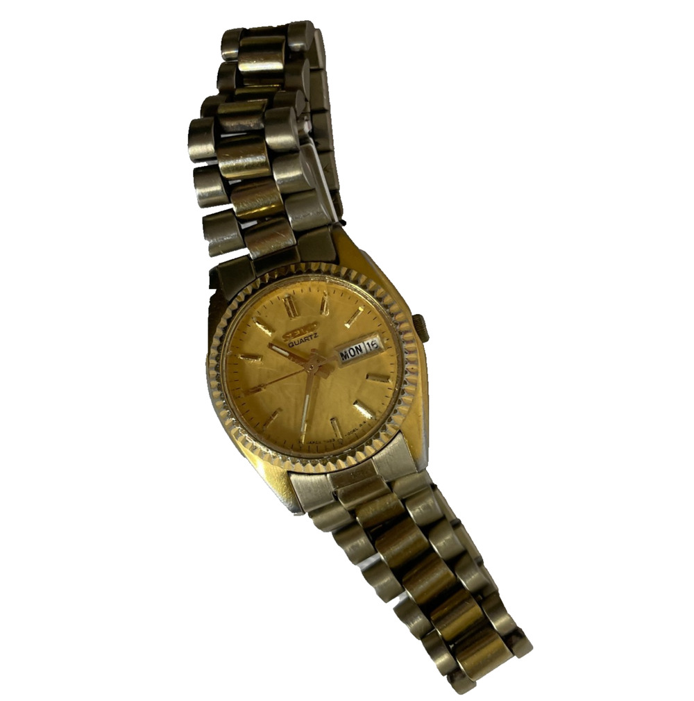 Vintage Ladies Seiko Watch 7N83-0040 Day/Date Fluted Bezel Quartz Movement
